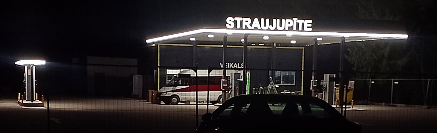 DUS Straujupīte nojume ar LED apgaismojumu naktī